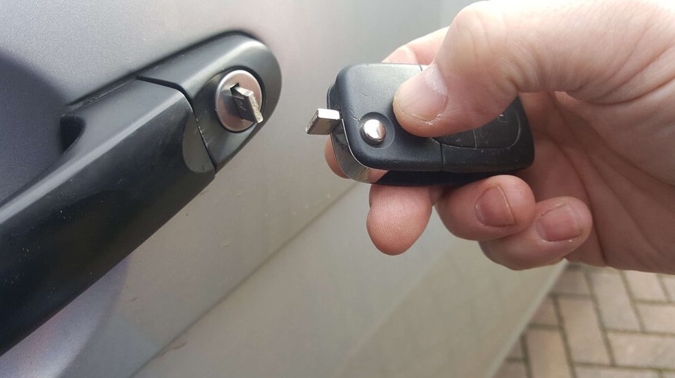Broken-Key-Extraction car key extraction